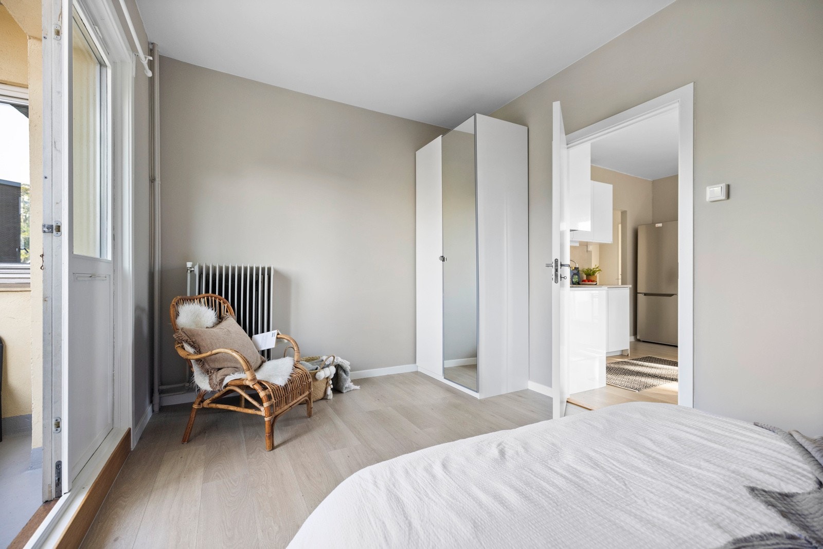 Hovedsoverommet er av god størrelse og plass til dobbeltseng, nattbord og garderobeskap. Galleribilde