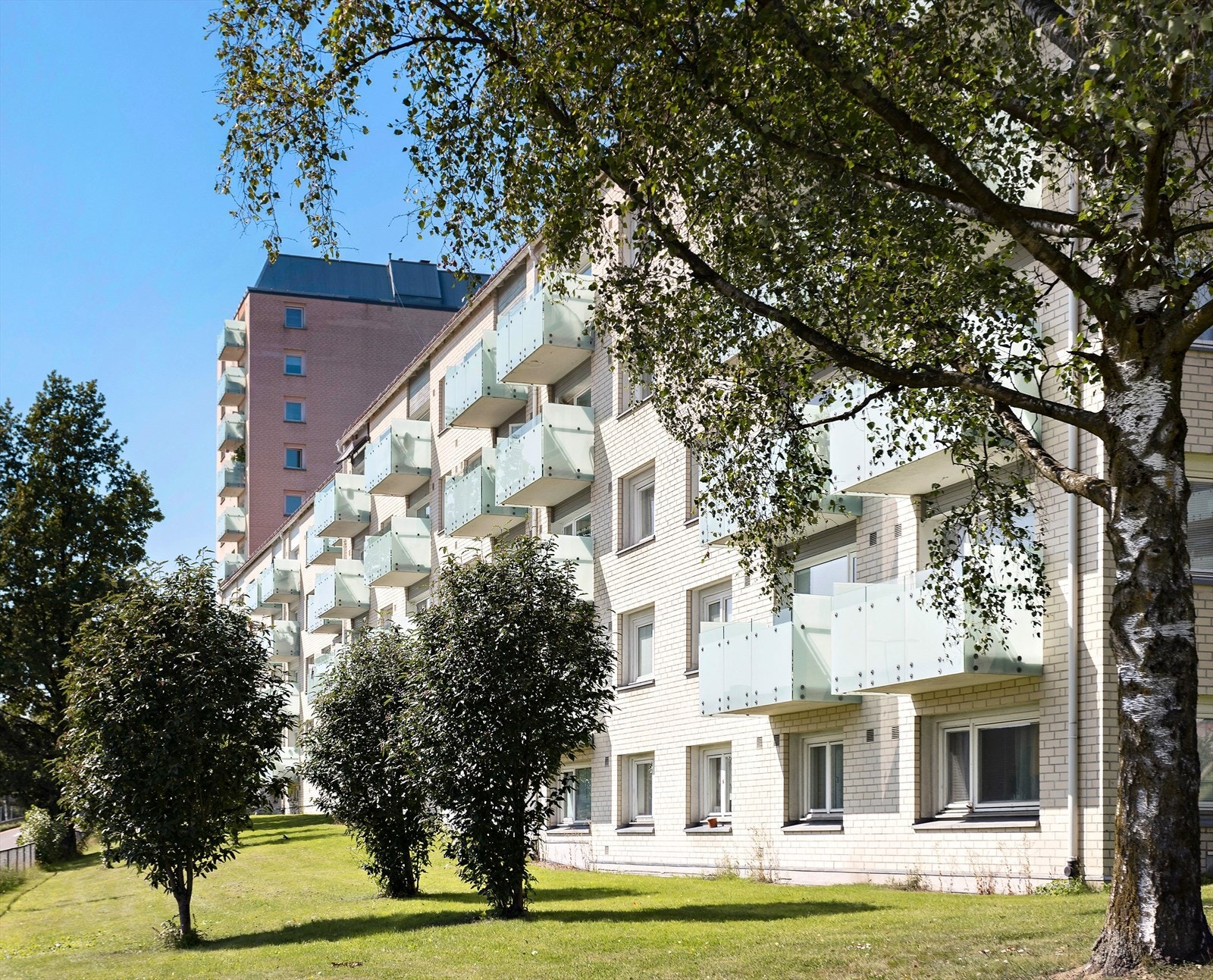 Lekker fasade omkranset av grønne omgivelser! Galleribilde
