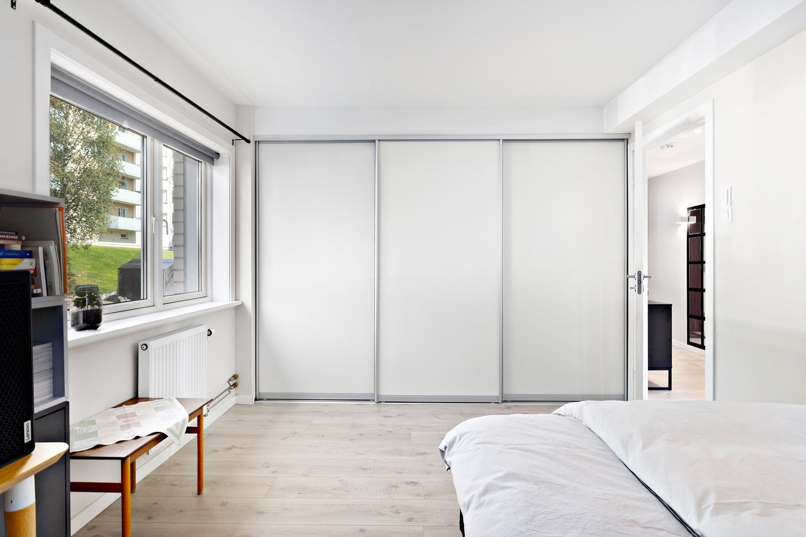 Rikelig med oppbevaringsplass i skyvedørsgarderobe! Galleribilde