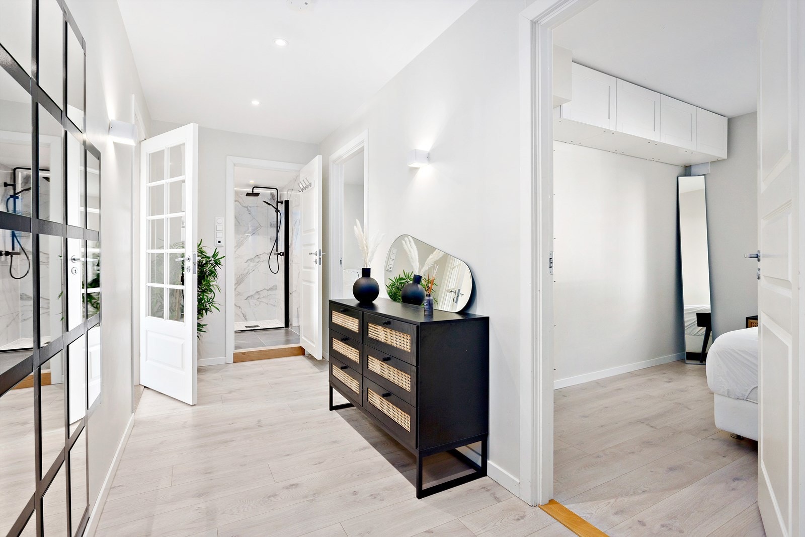 Romslig hall som bidrar til at man får et godt førsteinntrykk av boligen. Flere oppbevaringsmuligheter. Galleribilde
