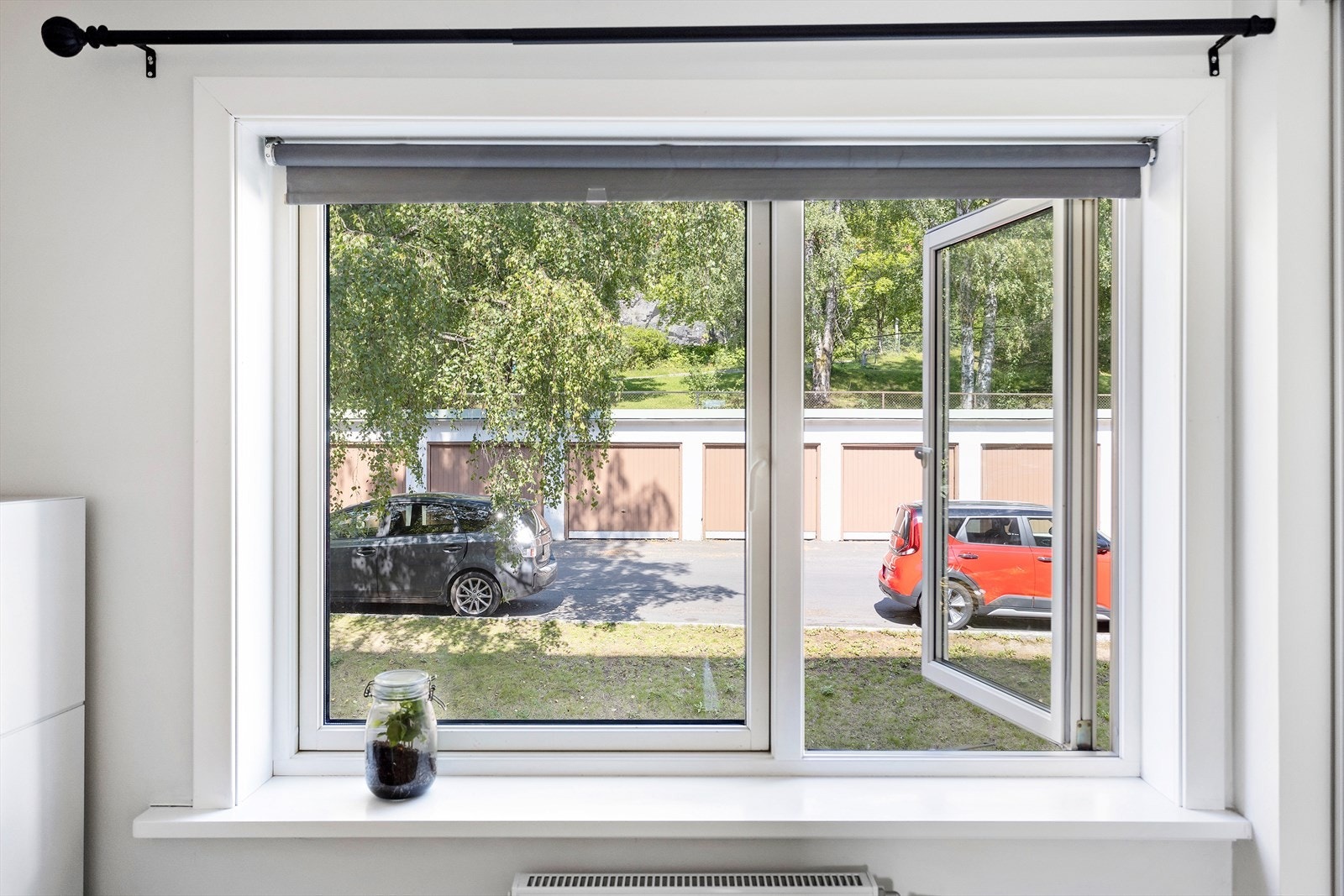 Begge soverommene vender mot rolig gate, med utsyn over rolige omgivelser. Galleribilde