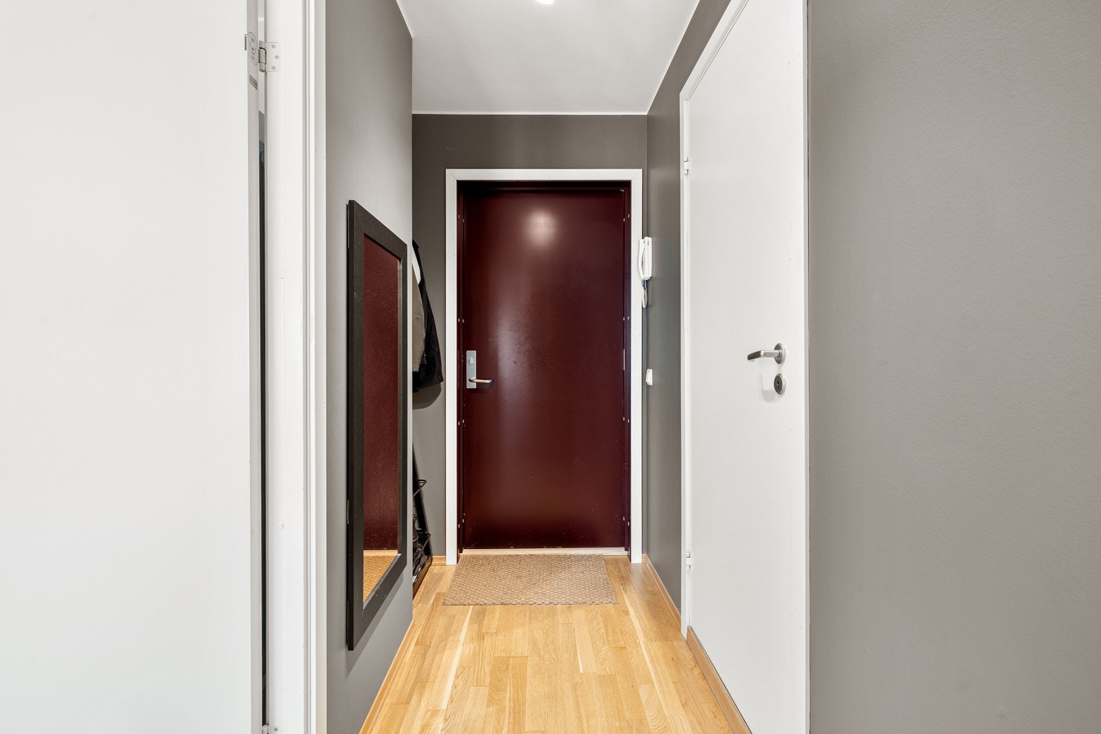 Inngangsparti. Her er det også montert skyvedørsgarderobe. Galleribilde
