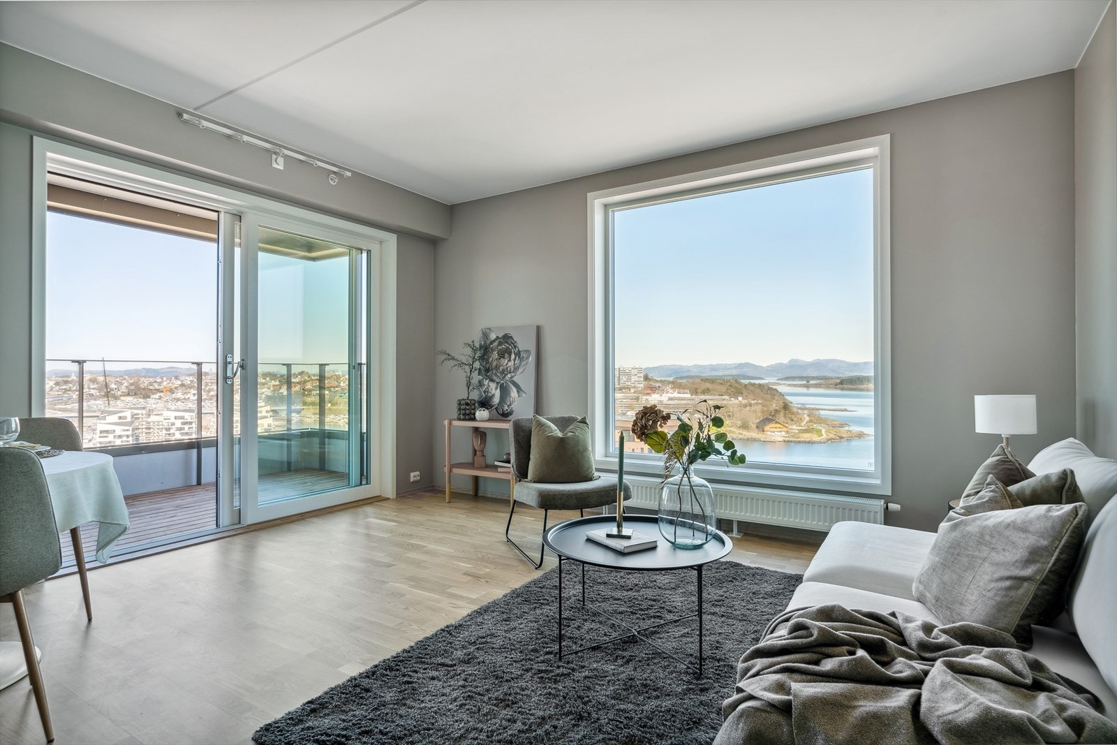 Store vindusflater gir gode mengder dagslys, i tillegg romslig balkong Galleribilde