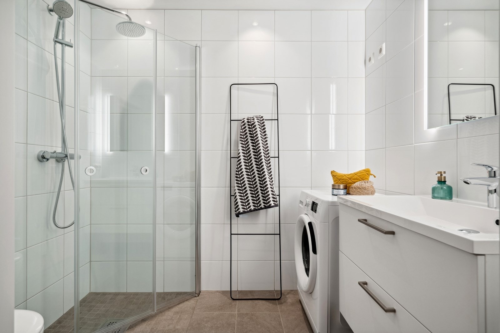 Helfliset baderom med spotter i takk, dusjnisje, vegghengt toalett, speil med belysning og varme i gulv Galleribilde