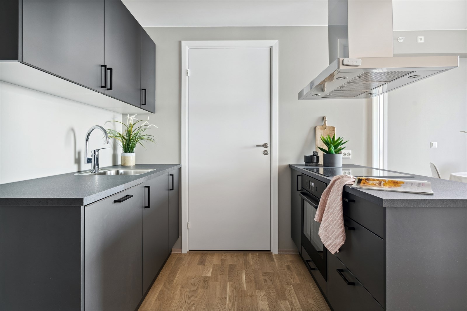 Kjøkken i moderne fargevalg med integrerte hvitevarer Galleribilde