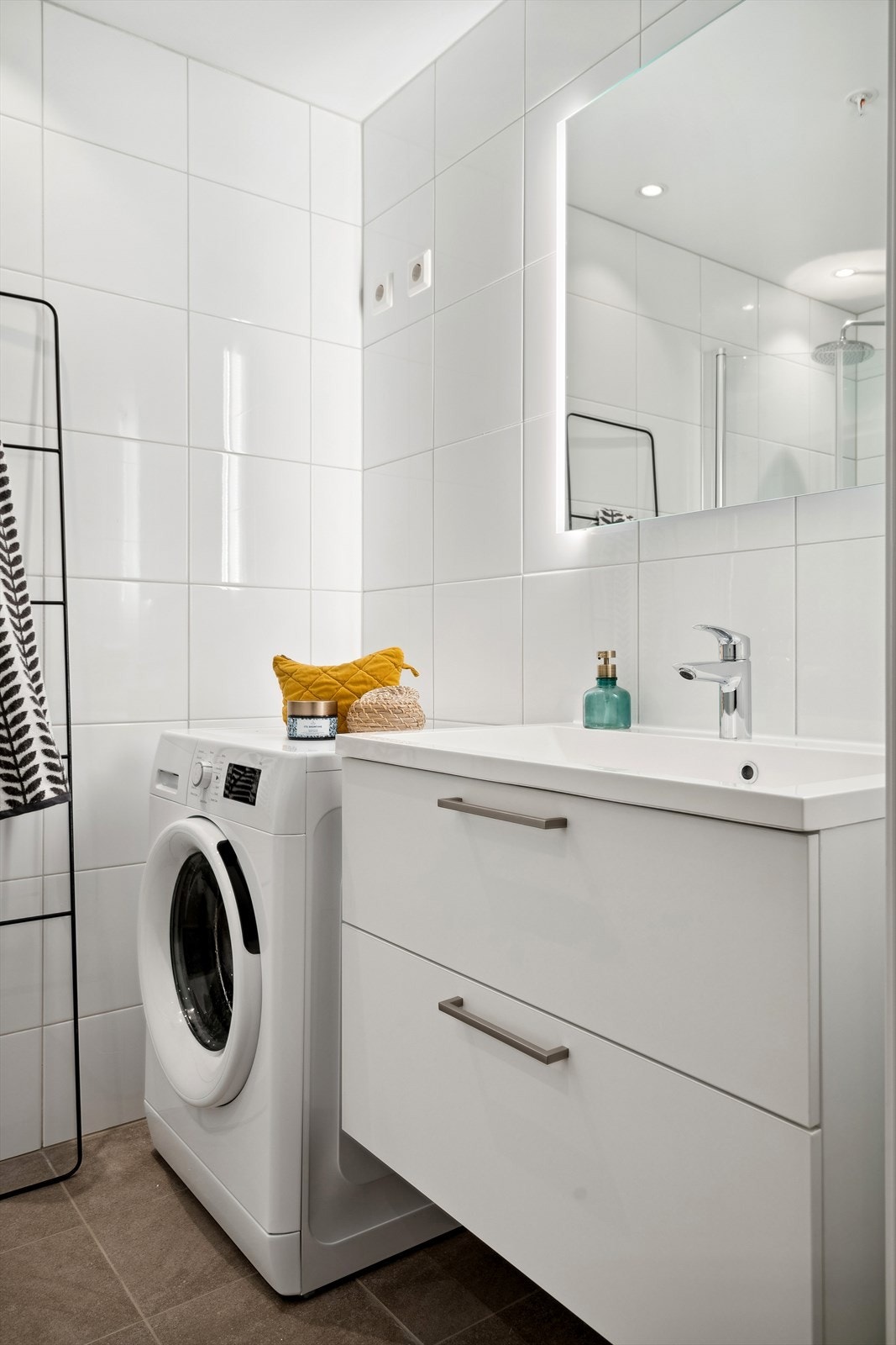 På baderommet er det både plass til vaskemaskin og tørketrommel Galleribilde