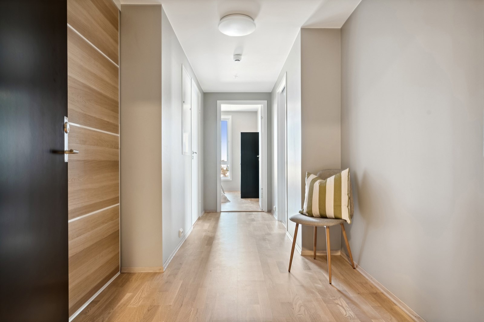 Gang med adkomst til baderom, hovedsoverom og åpen stue- og kjøkken løsning Galleribilde