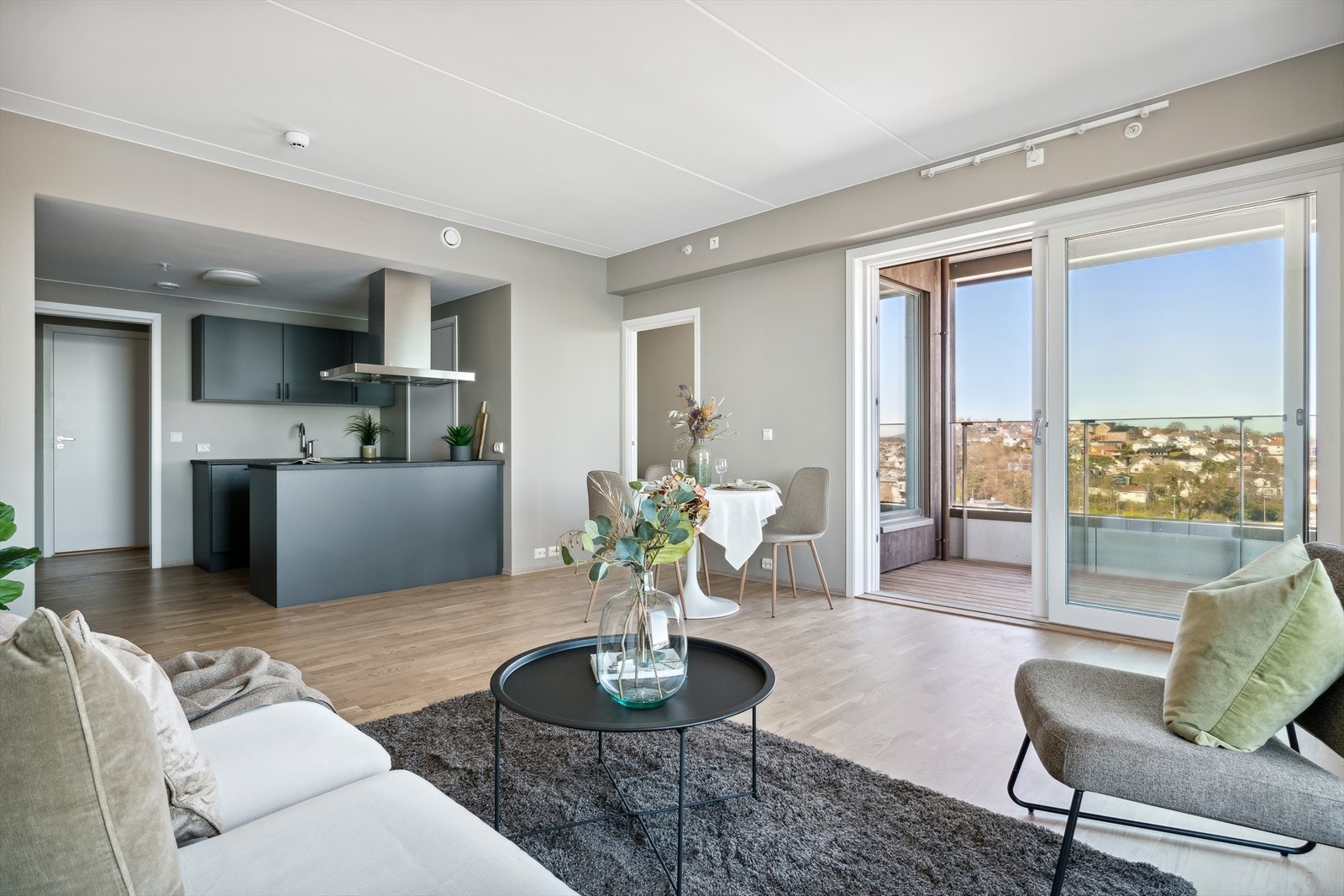 Åpen stue- og kjøkken løsning med utgang til balkong Galleribilde