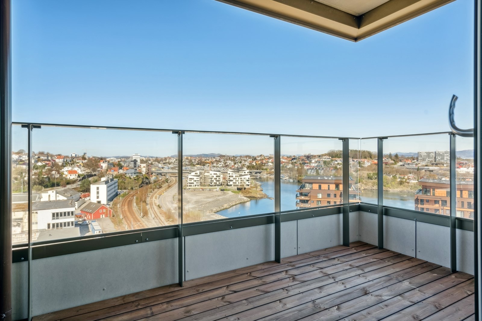 Romslig balkong med overbygg Galleribilde