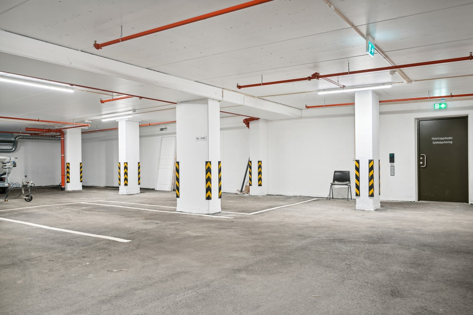 Parkering til venstre i bildet, like ved inngang Galleribilde