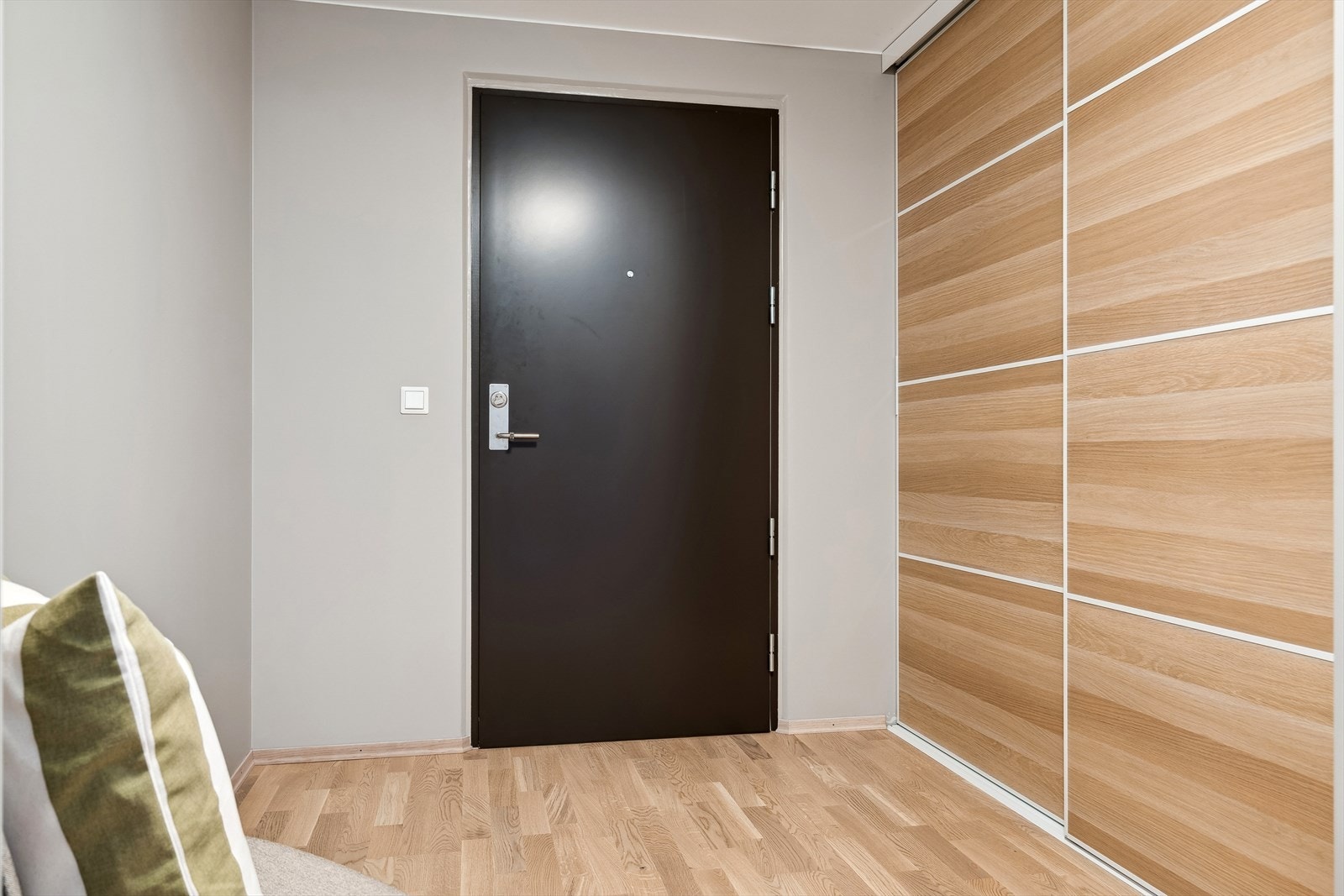 Èntre med garderobeskap Galleribilde