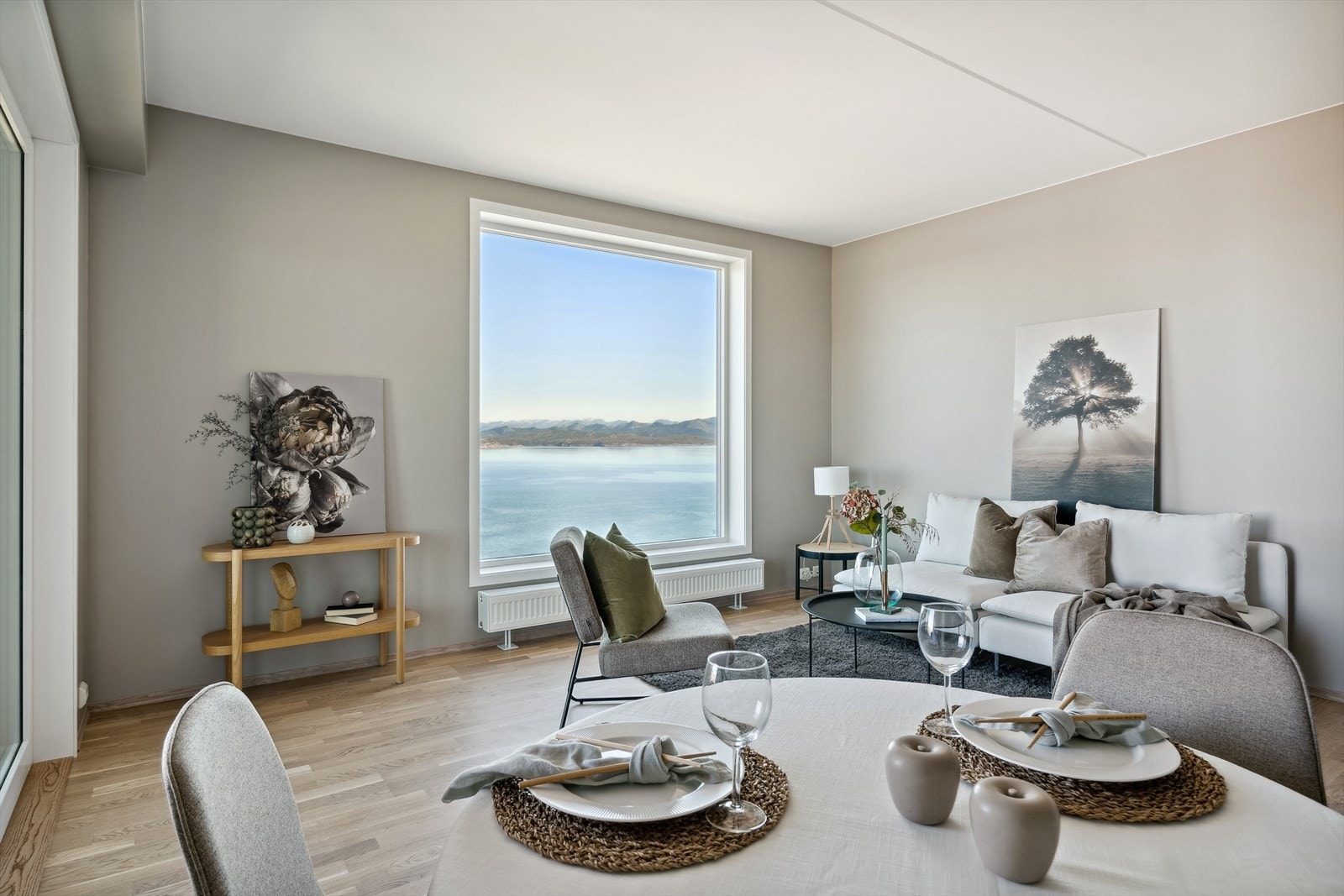 Fantastisk utsikt mot fjord og fjell Galleribilde