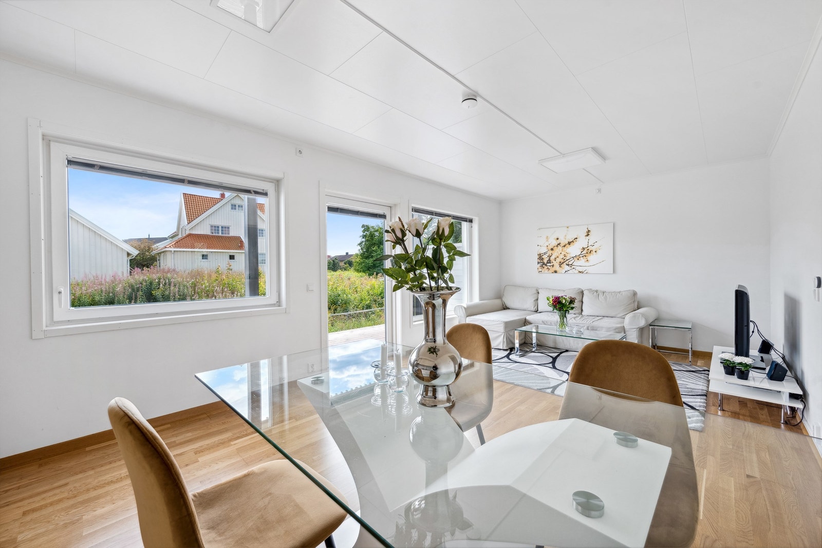 Godt med dagslys i stue/kjøkken Galleribilde