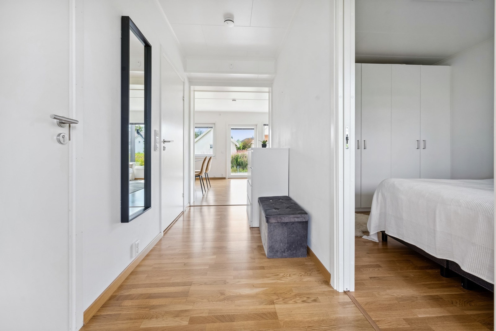 Det er adkomst til soverom, bad, teknisk rom og stue fra entré, og det er god plass til kommode og kles-hengløsninger i dette rommet Galleribilde