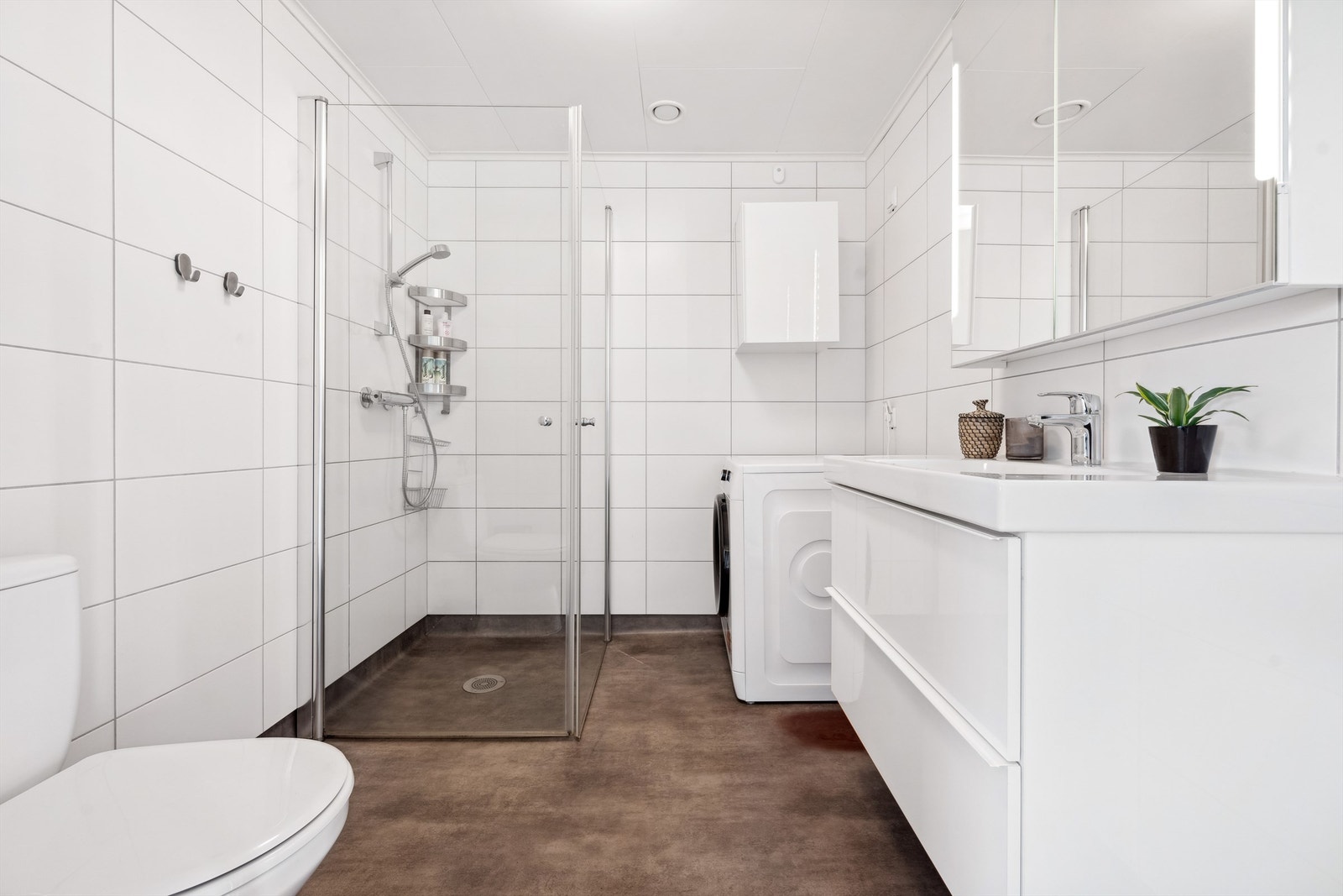 Badet er fra byggeår, og har gulvflate belagt med gulvbelegg og det er flislagte vegger Galleribilde