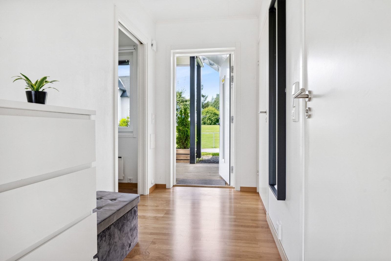 Entreen er lys og fremstår innbydende Galleribilde