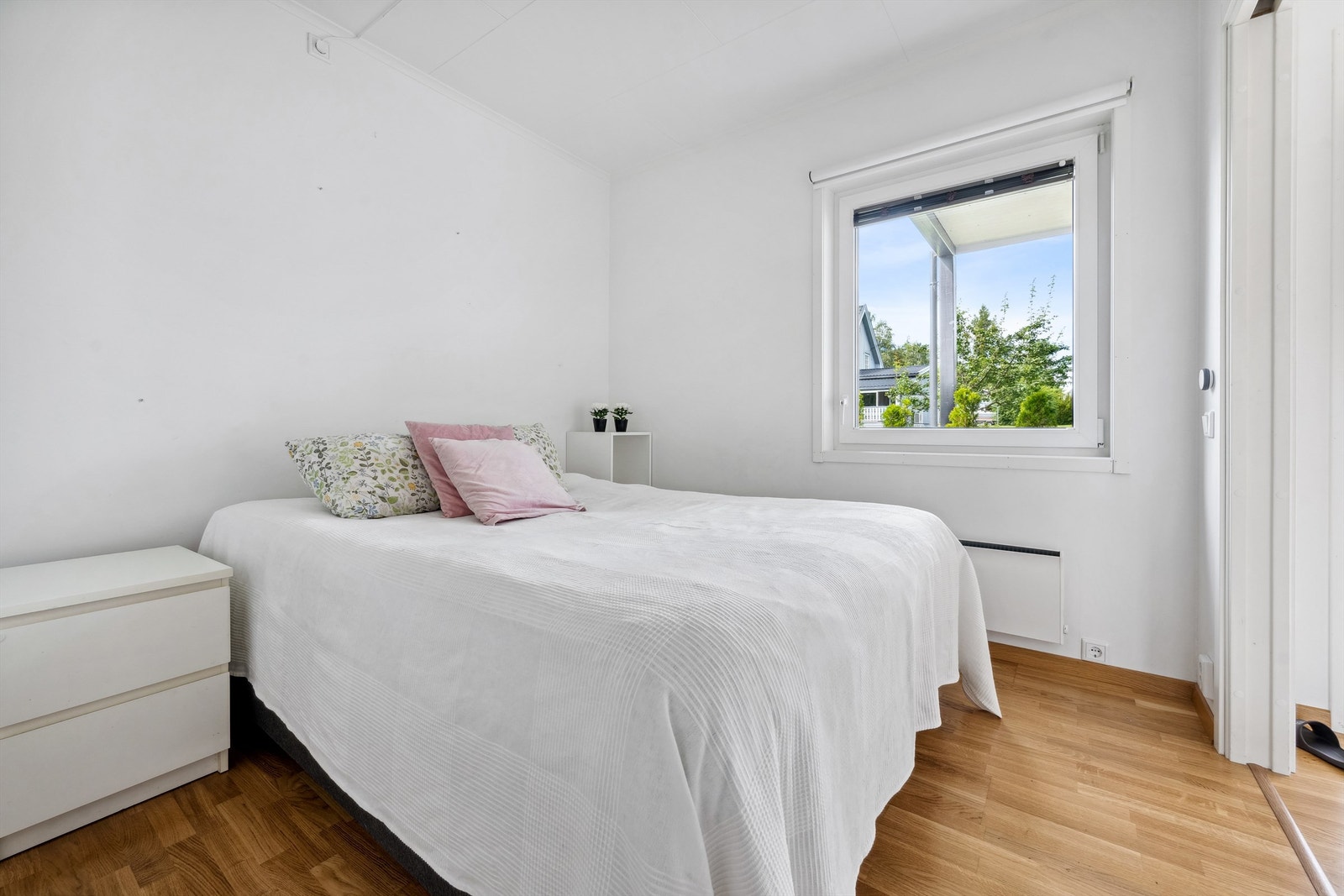 Romslig soverom med god plass til stor seng Galleribilde