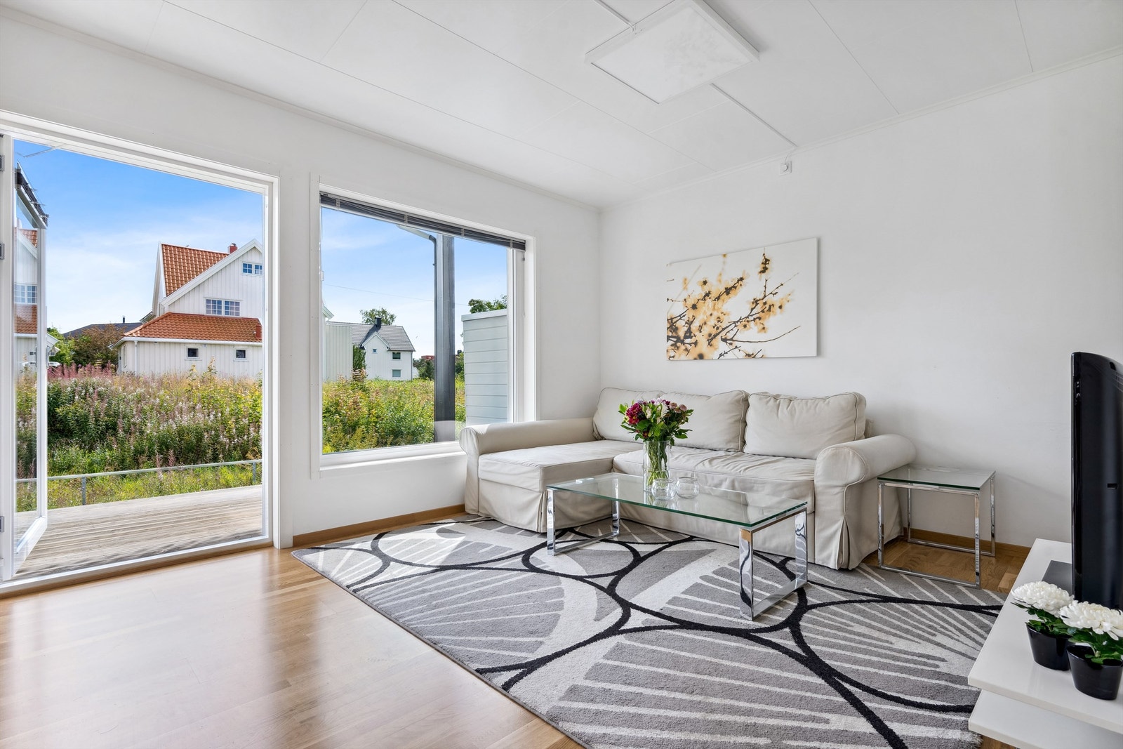 Lys og pen stue. Stuen har god plass til sittegruppe i den ene del av rommet, og spisebord ved kjøkken i den andre delen av rommet Galleribilde