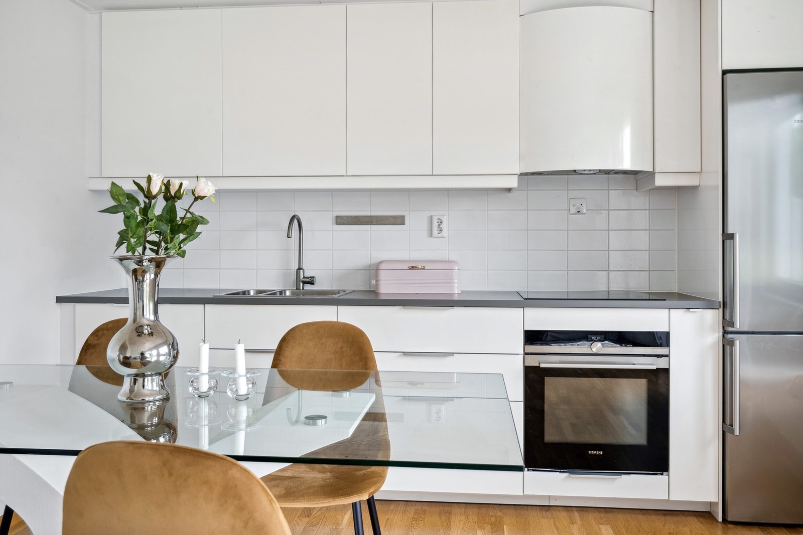 Det er lyst pent IKEA kjøkken med åpen løsning mot stue Galleribilde