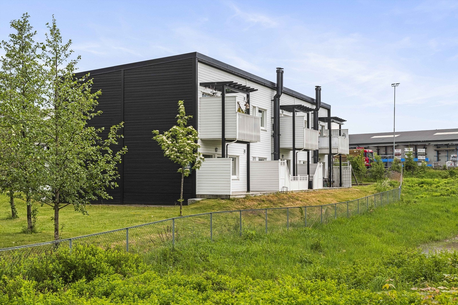 Fellesområder utenfor leiligheten. Privat eiendom på andre siden av gjerdet. Galleribilde