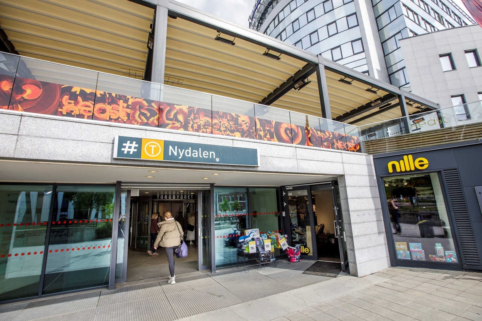 Inngang til Torgbygget og T-banen. Lokalet vi har ledig ligger inn til høyre. SAS hotellet ligger i bakgrunnen. Galleribilde