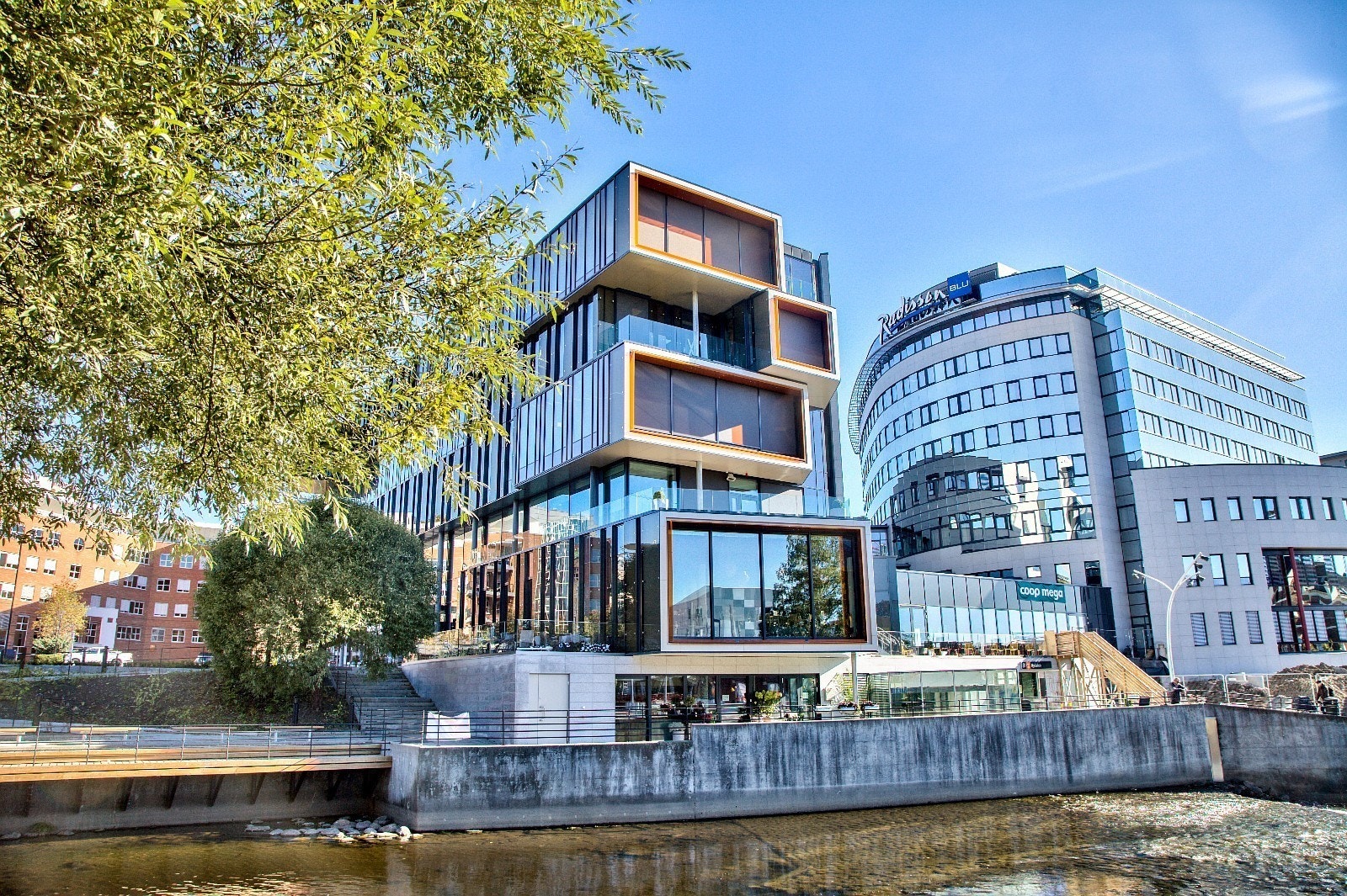 Torgbygget midt i Nydalen og på Nydalen T-banestasjon Galleribilde