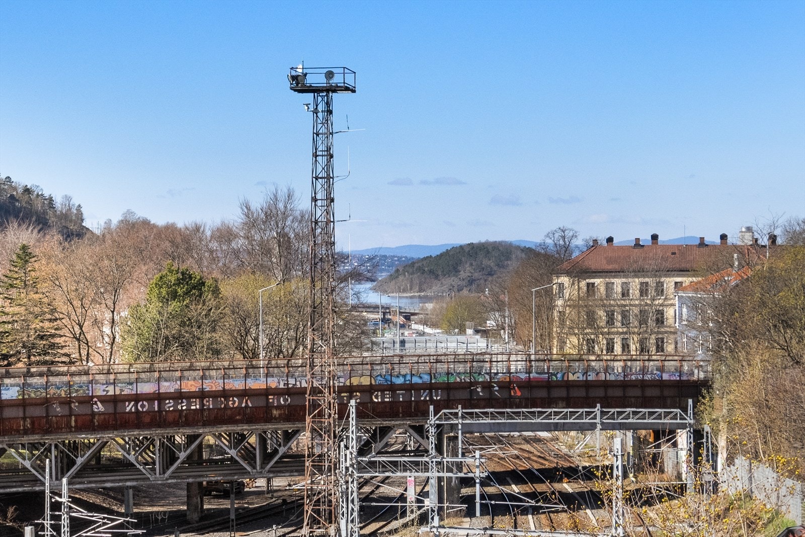 Utsikt mot Oslofjorden. Fra leiligheten har du kort gangavstand til offentlig transport og flere dagligvarebutikker. Galleribilde