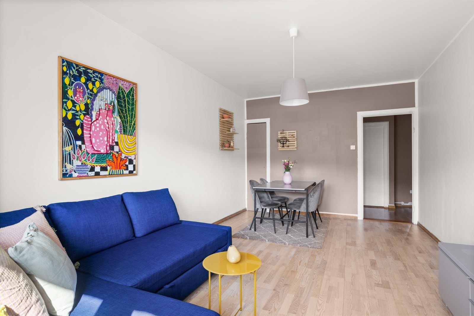 Innvendige overflater består av parkett og laminat på gulv, malte flater av mur på vegger og malte flater i himling. Galleribilde