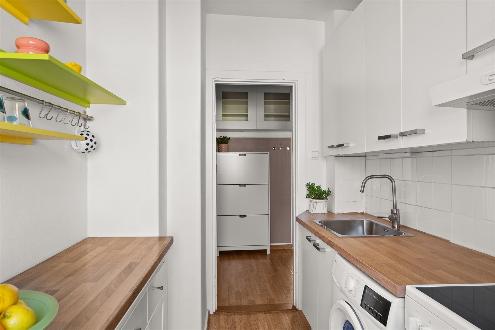 Kjøkkenet har frittstående hvitevarer med plass til kjøleskap, komfyr, oppvaskmaskin samt vaskemaskin. Ventilator er tilkoblet med kullfilter. Galleribilde