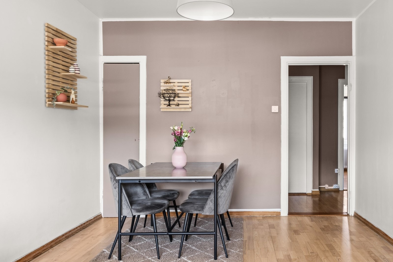 Stuen har videre god plass til å innredes med en større spisegruppe og har adkomst til et kott hvor en kan oppbevare diverse ting. Galleribilde