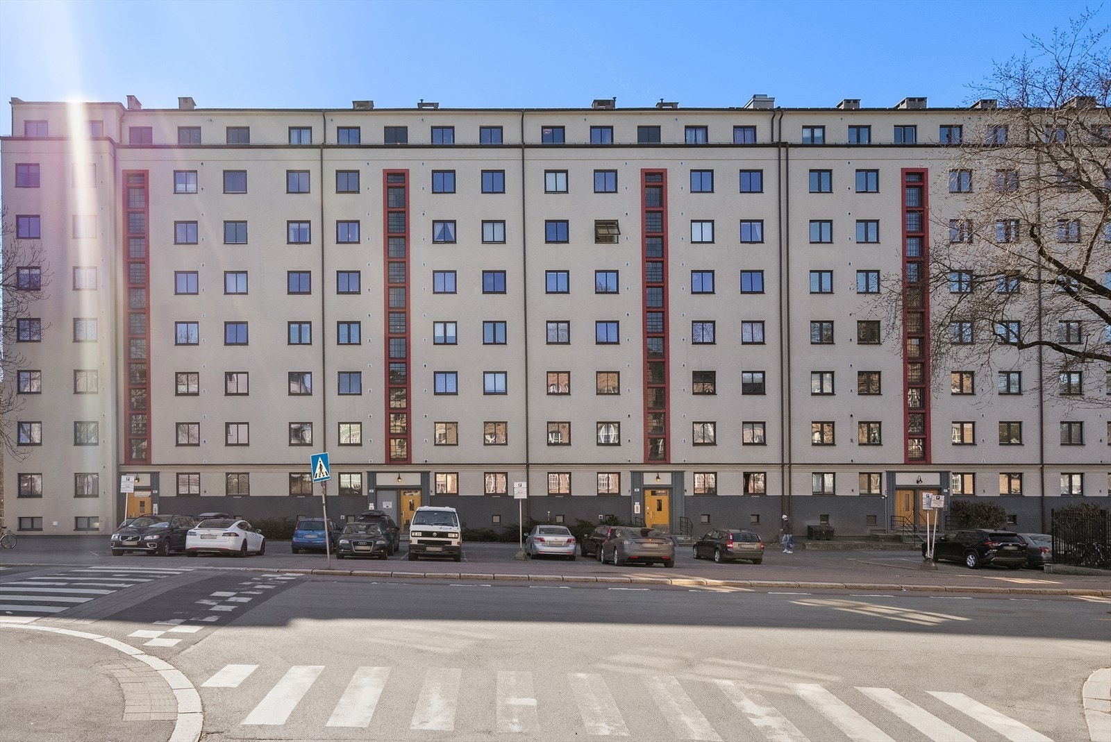 Sameiet har en parkeringsplass hvor det tildeles seksjonseiere et parkeringsoblat for gyldig parkering. Det er ingen faste plasser. Galleribilde