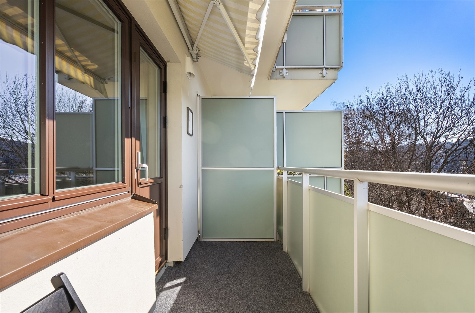 Balkonggulv er belagt med trebrikker på støpt betongdekke. Galleribilde