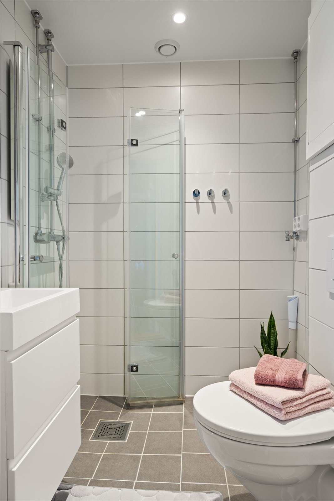 Helfliset baderom. som i regi av borettslaget, ble oppgradert i 2022. Her er underliggende gulvvarme og downlights i himling. Vann- og avløpsrør til bad og kjøkken ble fornyet samtidig som badet. Galleribilde