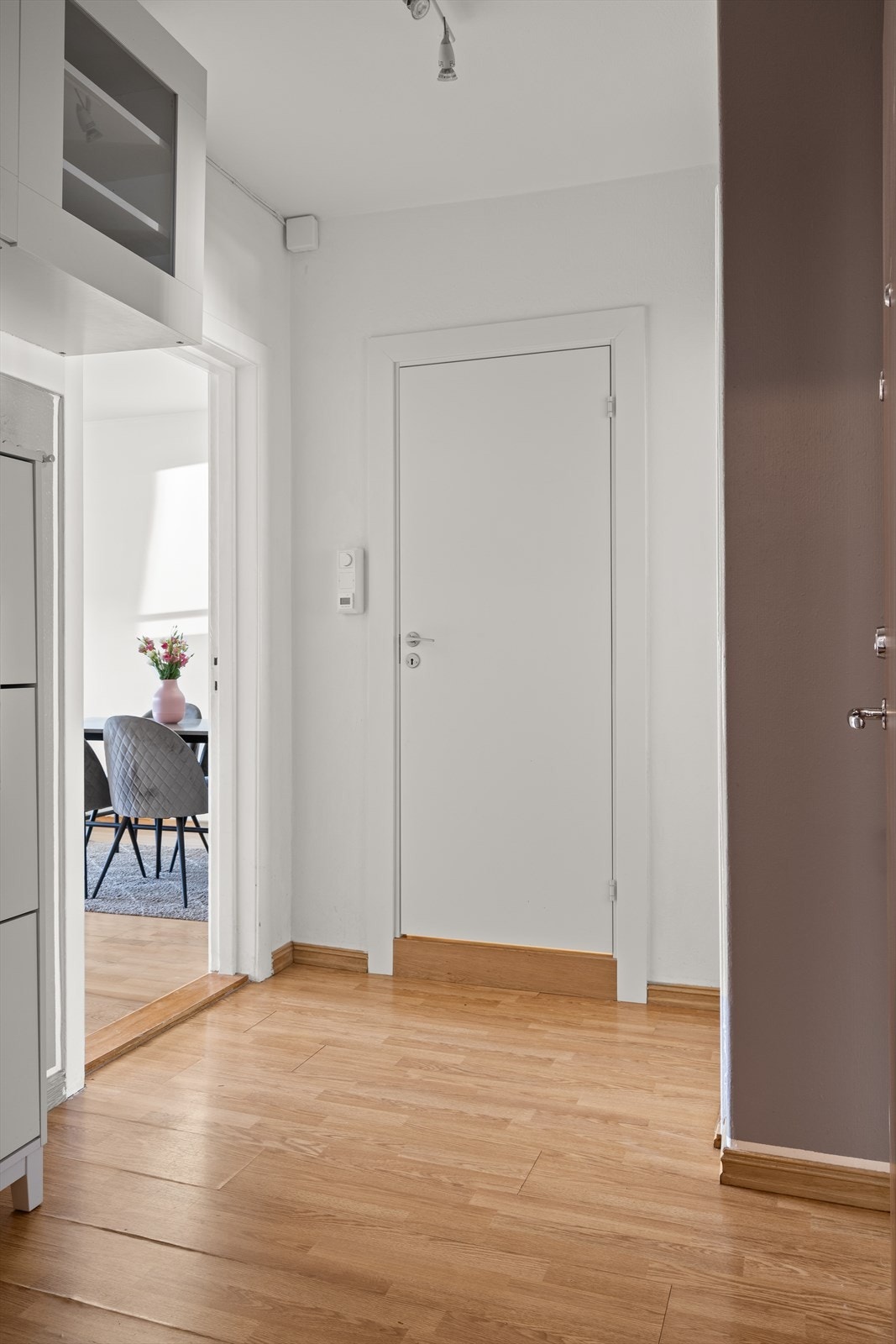 Leiligheten varmes opp med fjernvarme via radiatorer og annen elektrisk oppvarming. Galleribilde