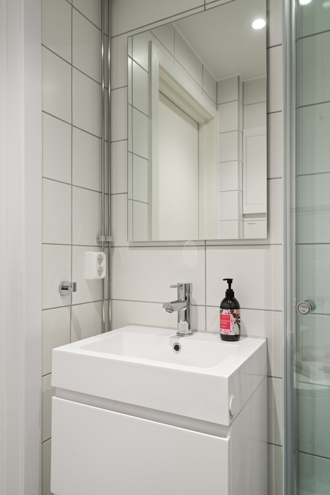 Rommet er innredet med vegghengt servantinnredning med skuffer, vegghengt toalett og dusjhjørne med glassdører. Det er videre opplegg for vaskemaskin. Galleribilde