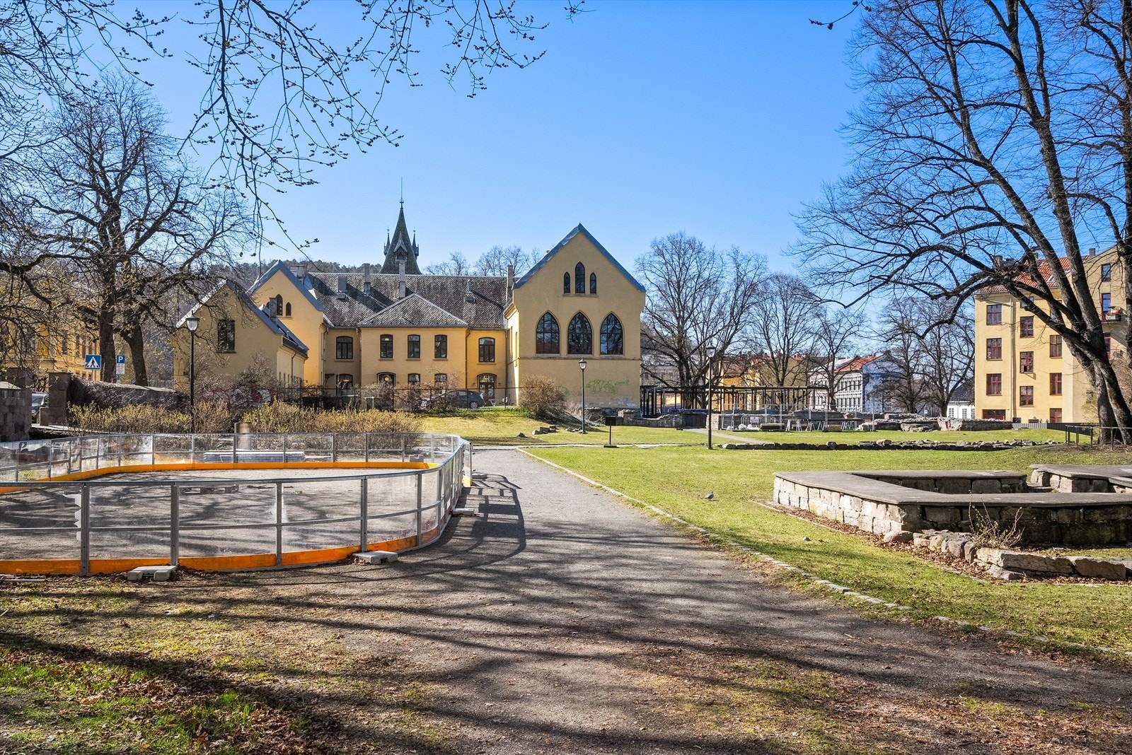 Korskirken. Fra leiligheten har du gangavstand til flere flotte parker og severdigheter. Galleribilde