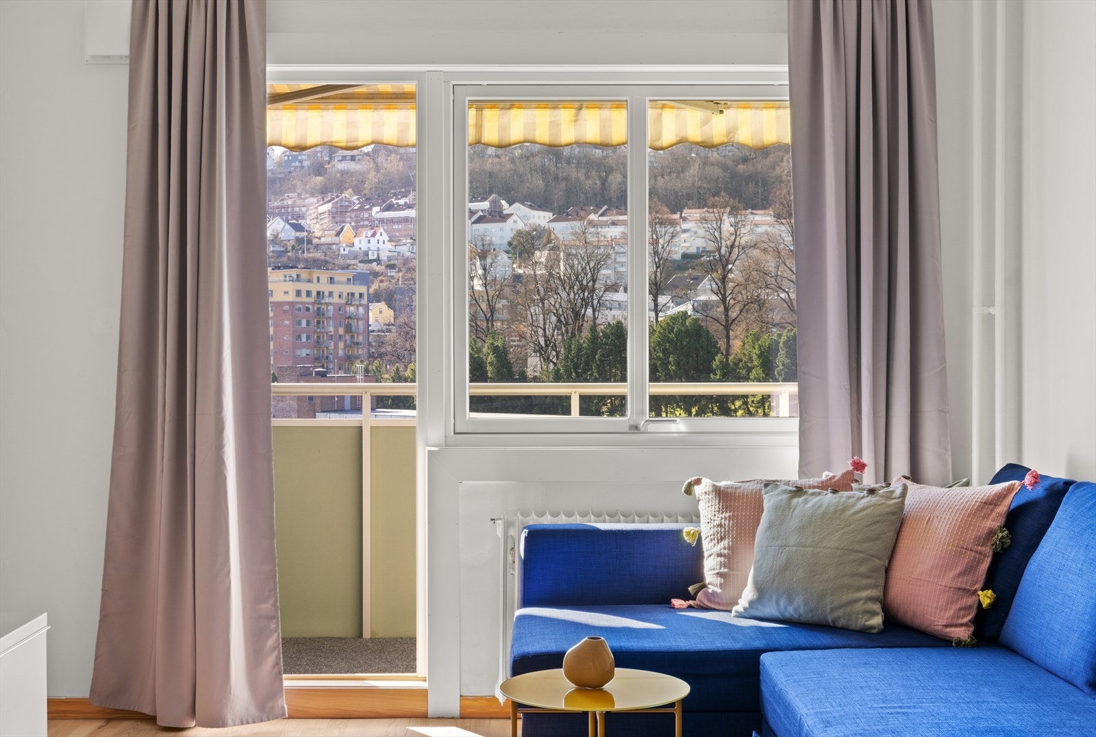 Fra stuen har du adkomst til leilighetens balkong. Galleribilde