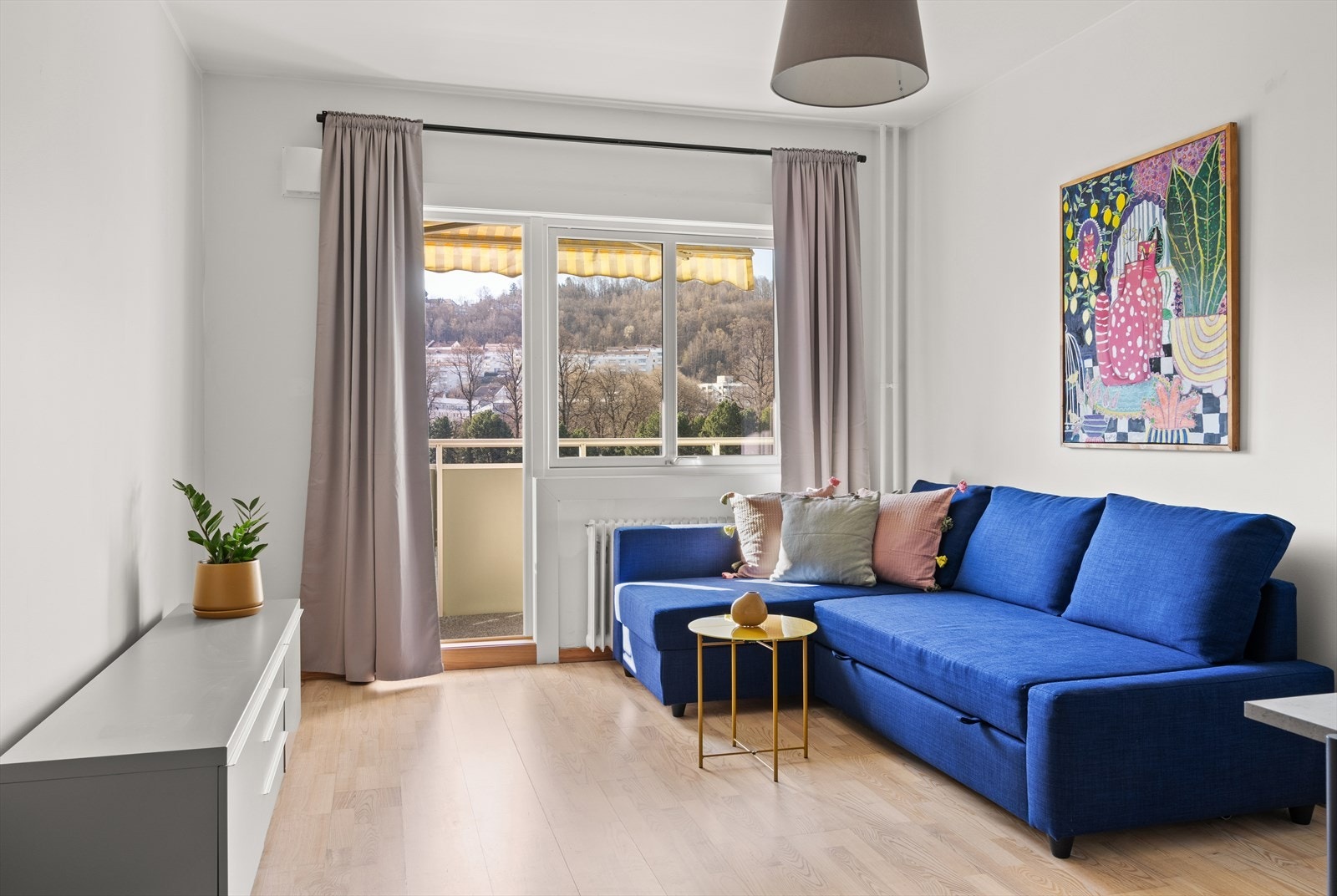 Her er god plass til å innrede en deilig sofagruppe med tilhørende møblement. Galleribilde