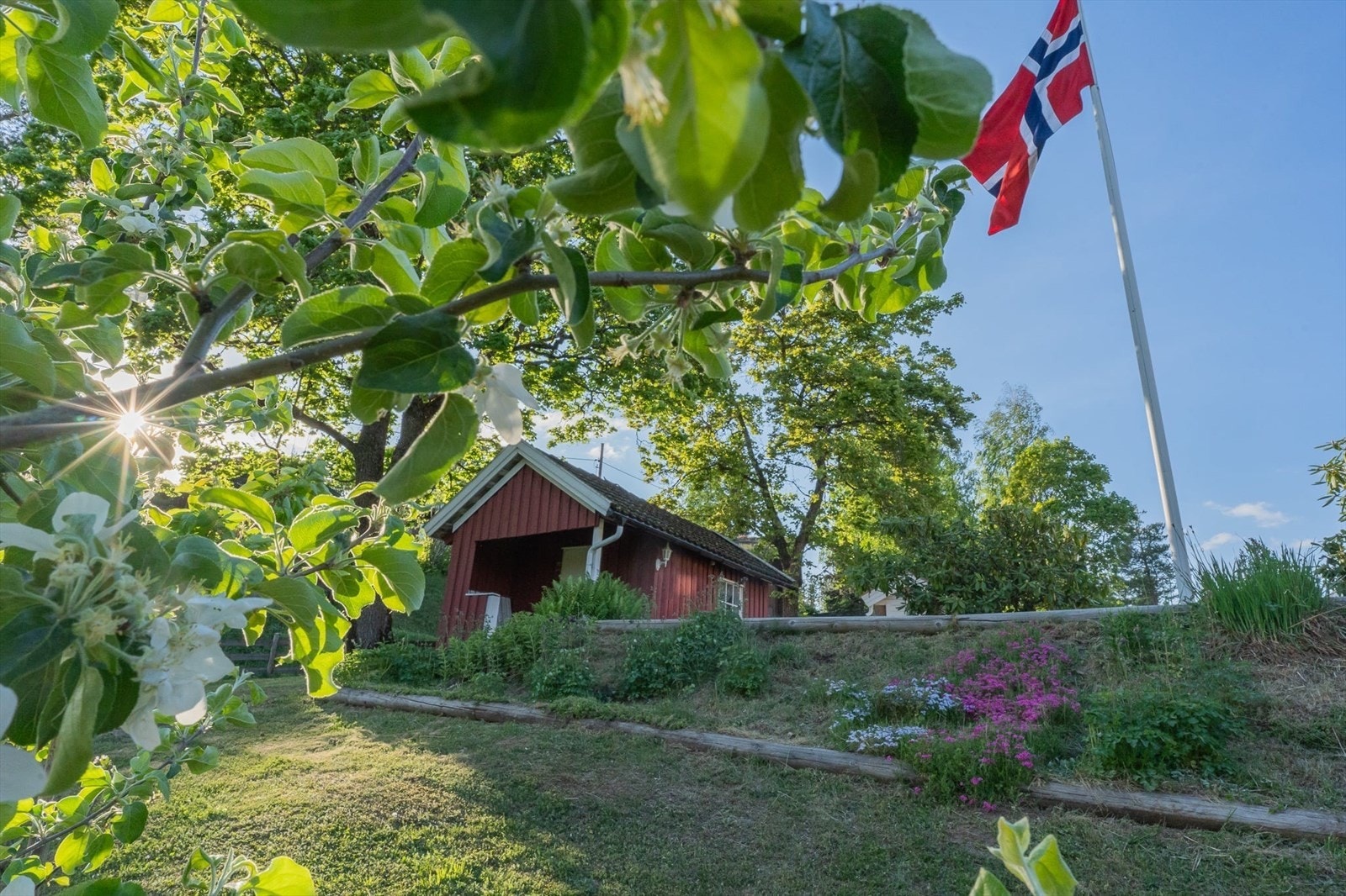 - Hagen som er opparbeidet av anleggsgartner - bugner av urtebed, blomster og rosebusker - Galleribilde