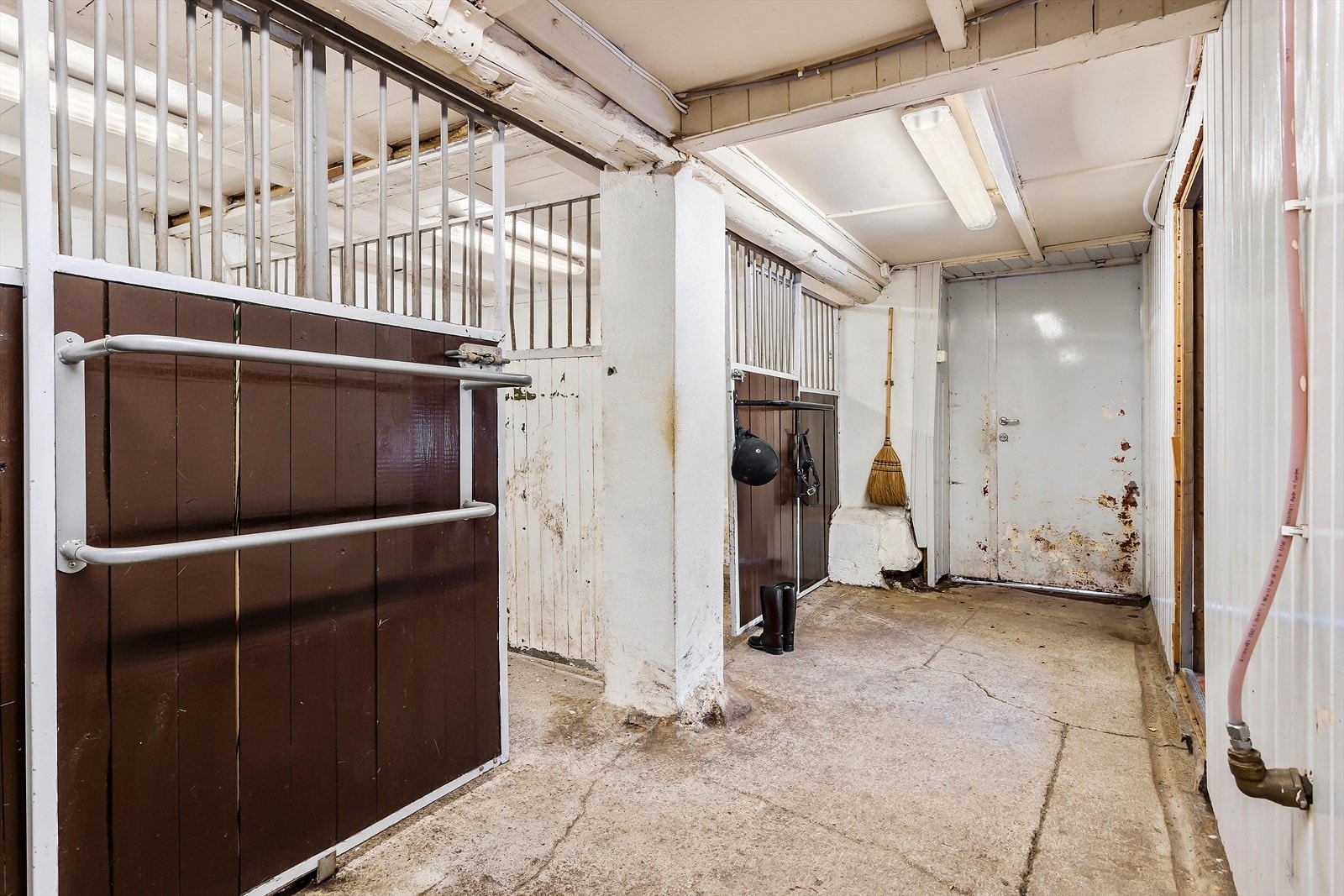 - Med tre stallbokser, innredet rom, gang, vedskjul, hønehus og lagringsloft/høyloft med tilgang fra låvebro og trapp - Galleribilde