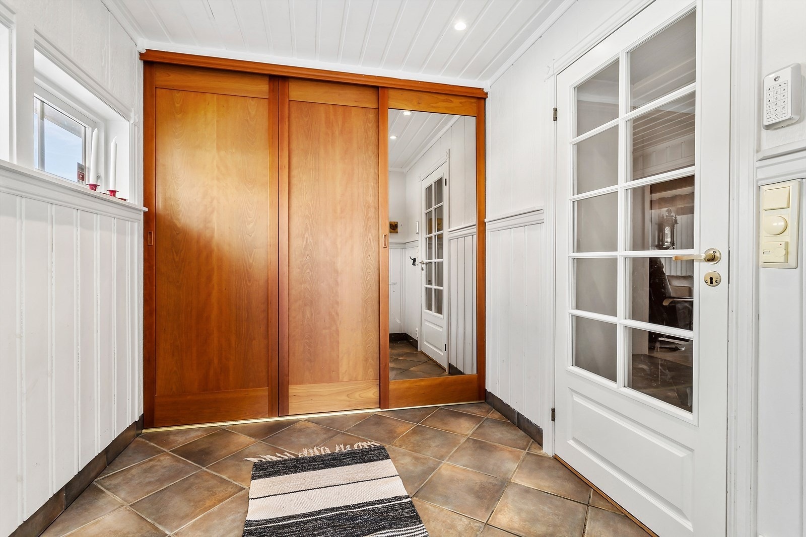 - Romslig vindfang med varmekabler, downlightsbelysning og skyvedørsgarderobe med god plass til sko og yttertøy - Galleribilde