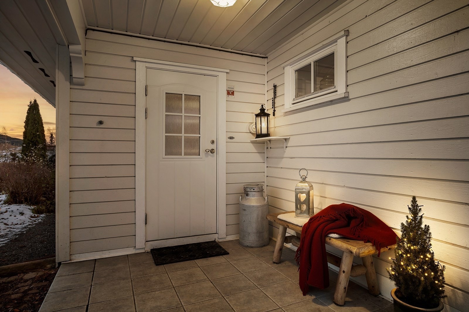 - Innbydende overbygd inngangsparti på 5 kvm med flislagt gulv, utebelysning og plass til sittebenk - Galleribilde