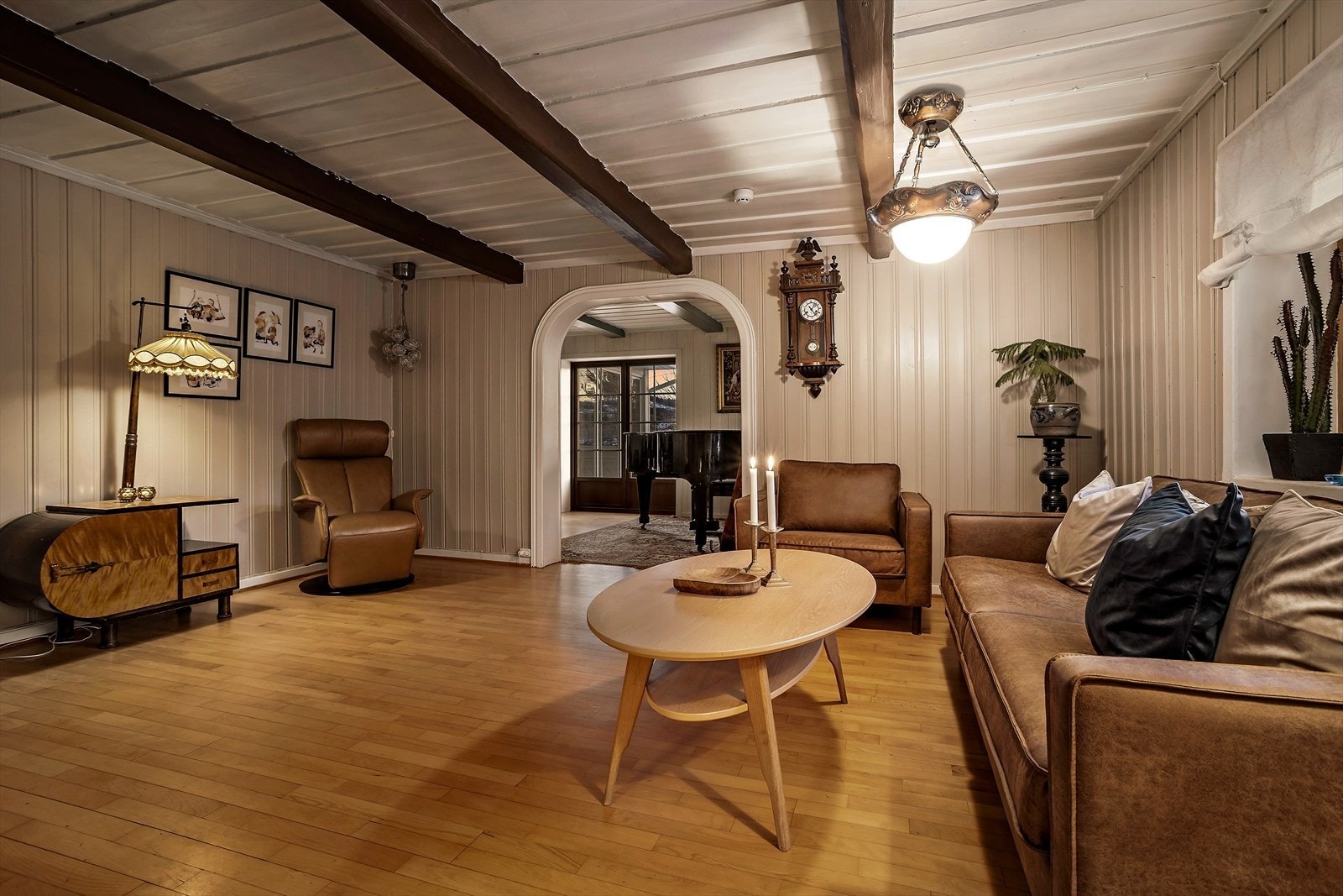 - Stuene minner oss om huset opprinnelse med sin sjarmerende utforming og god plass til ulik innredning - Galleribilde