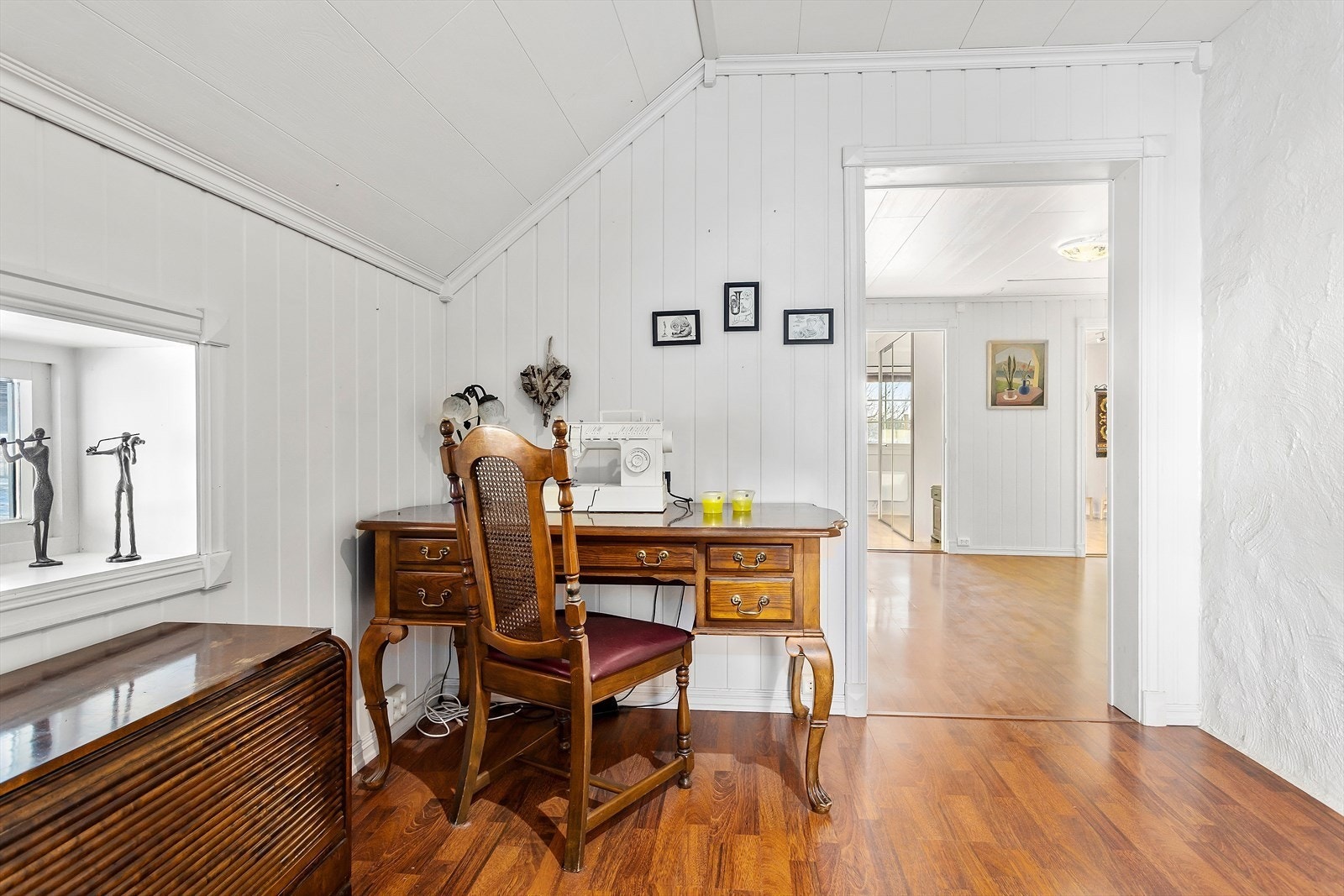 - Husets annen etasje er innredet som egen sovefløy med fire romslige soverom, et bad med toalett og en romslig gang med garderobeskap og plass til hjemmekontor. Fra gangen er det adkomst til kaldtloft med god lagringsplass via trappeluke i himlingen - Galleribilde