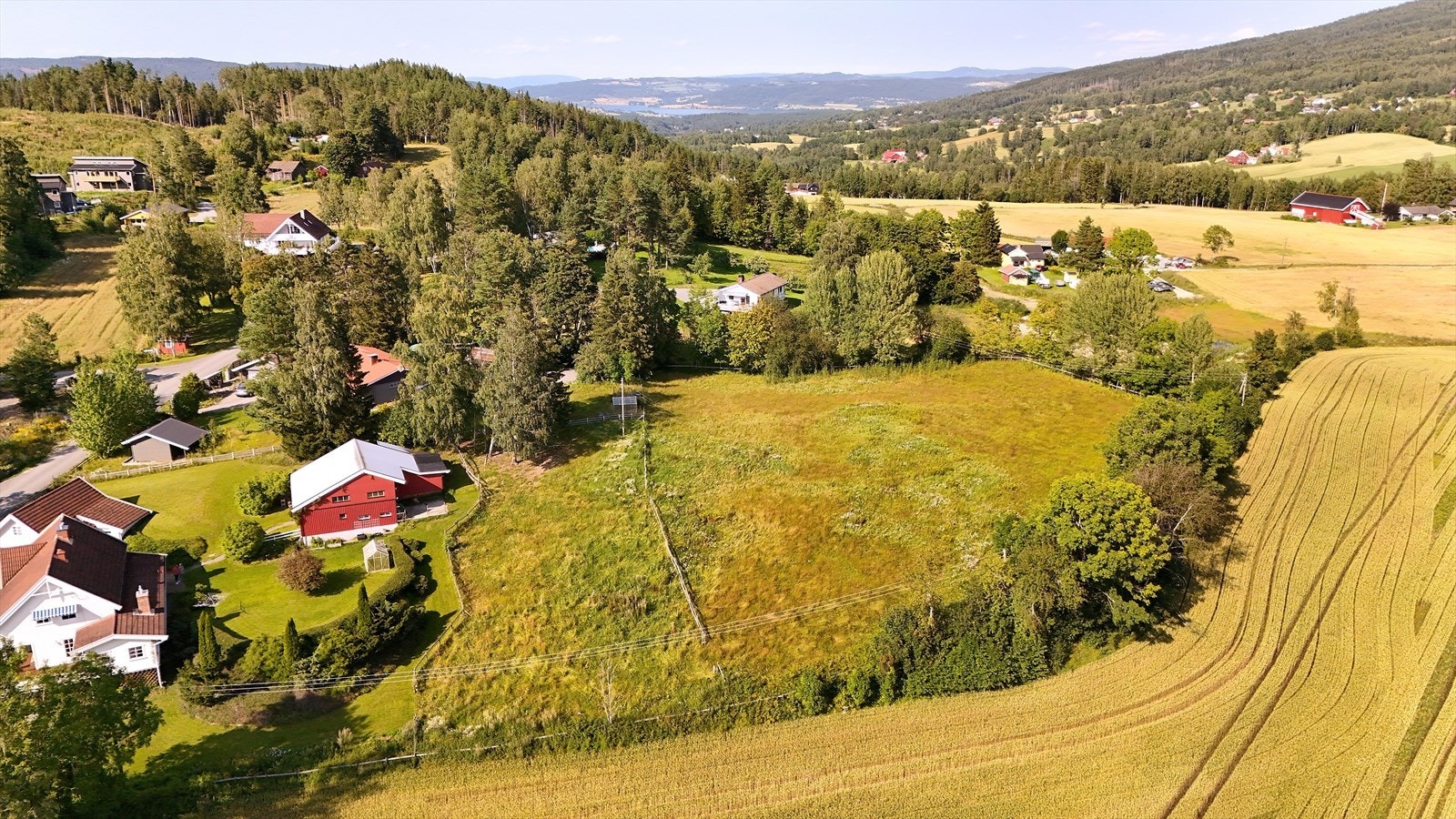 Ifølge gårdskart fra NIBIO er det 5,8 dekar fulldyrka jord på eiendommen som i alt utgjør rundt 9,6 dekar Galleribilde
