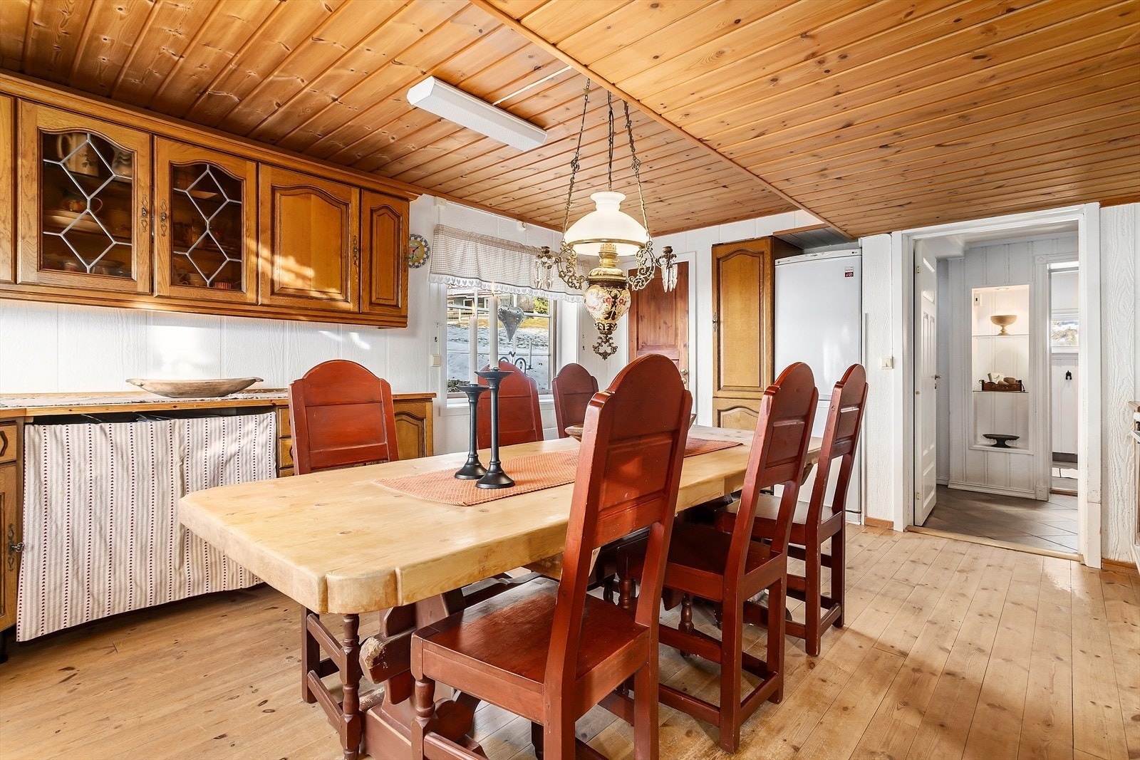 - Fra kjøkkenet er det dør til liten matbod under trappa - Galleribilde