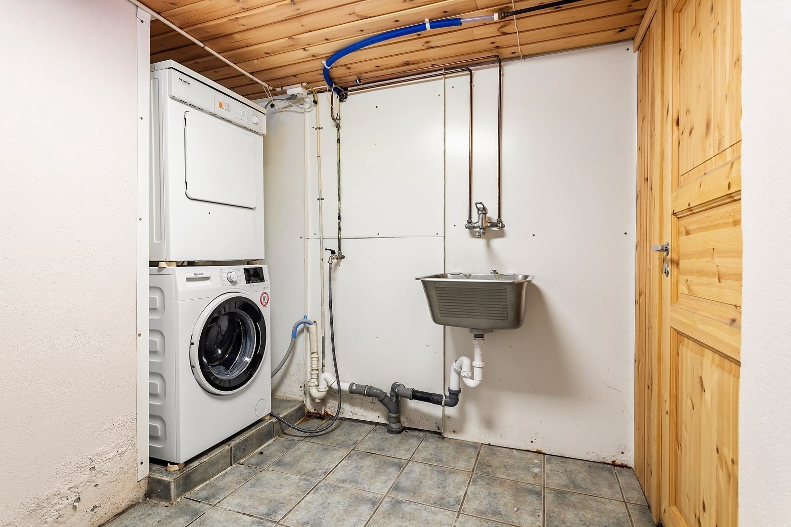 - Vaskekjeller med opplegg for vaskemaskin og utslagsvask. I 2012 ble det lagt vann- og avløpsledninger klart for tilkobling til kommunalt. Avløpet ble tilkoblet offentlig anlegg i 2012 og det er lagt klart til påkobling til offentlig vann - Galleribilde
