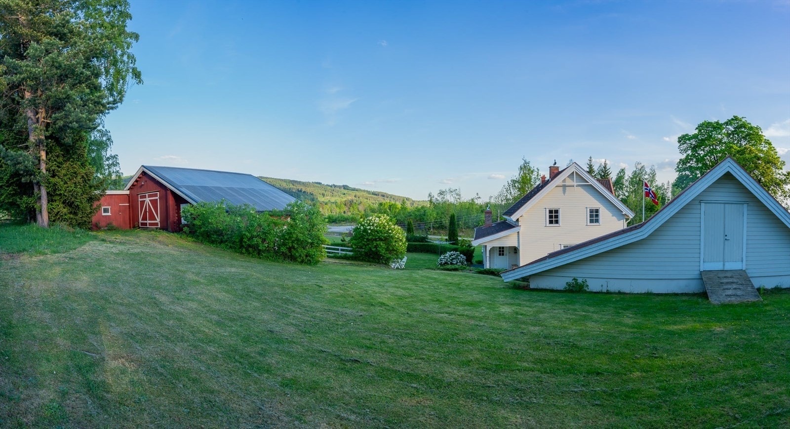 - Samt en stor gressplen med trær og bærbusker som blåbær, bringebær, stikkelsbær, rips, epletrær og et morelltre! - Galleribilde