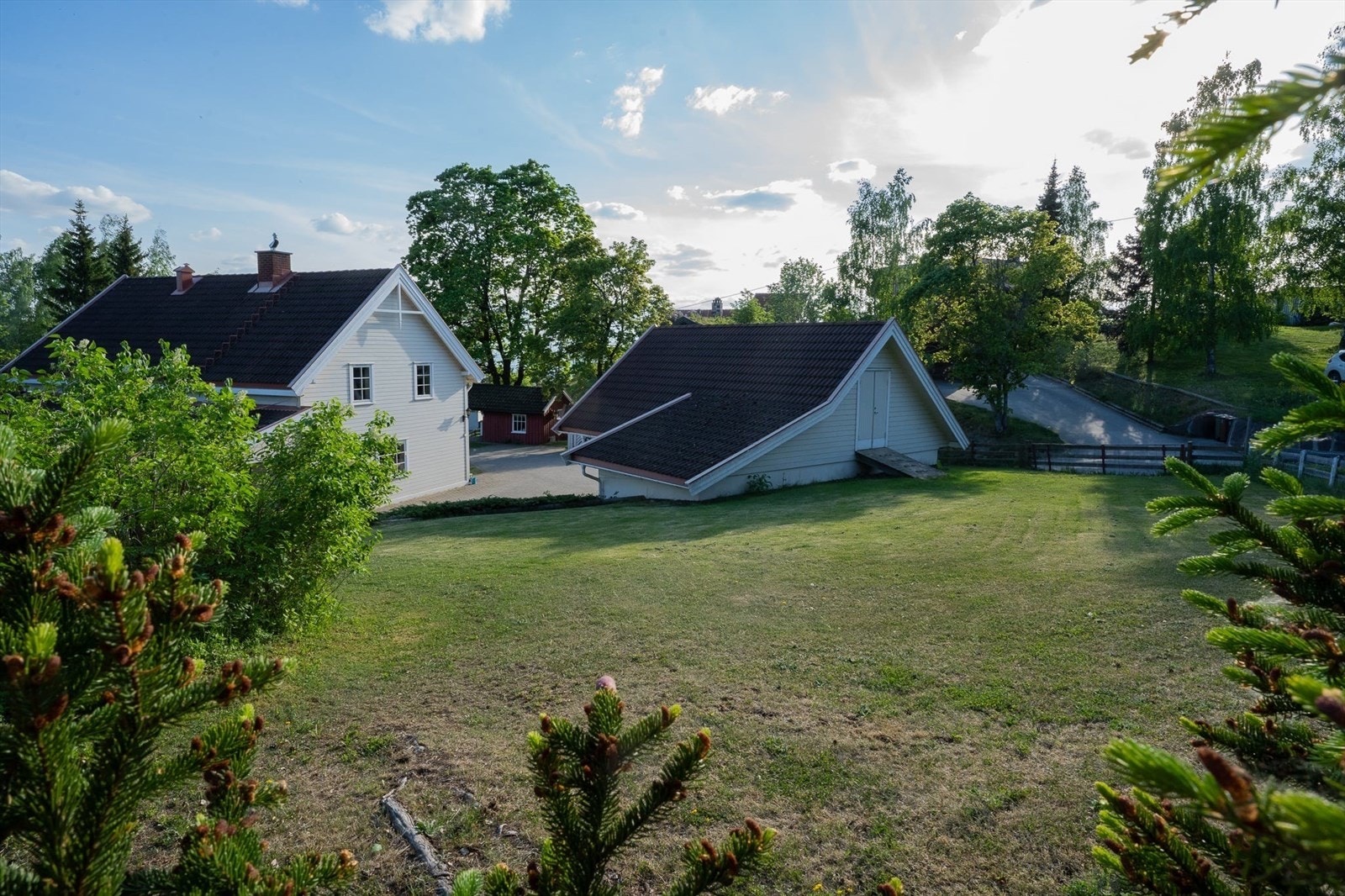 - Dobbel garasje fra ca 2004 med elbillader og god lagringsplass på loft (med gulvareal på 40 kvm) - Galleribilde