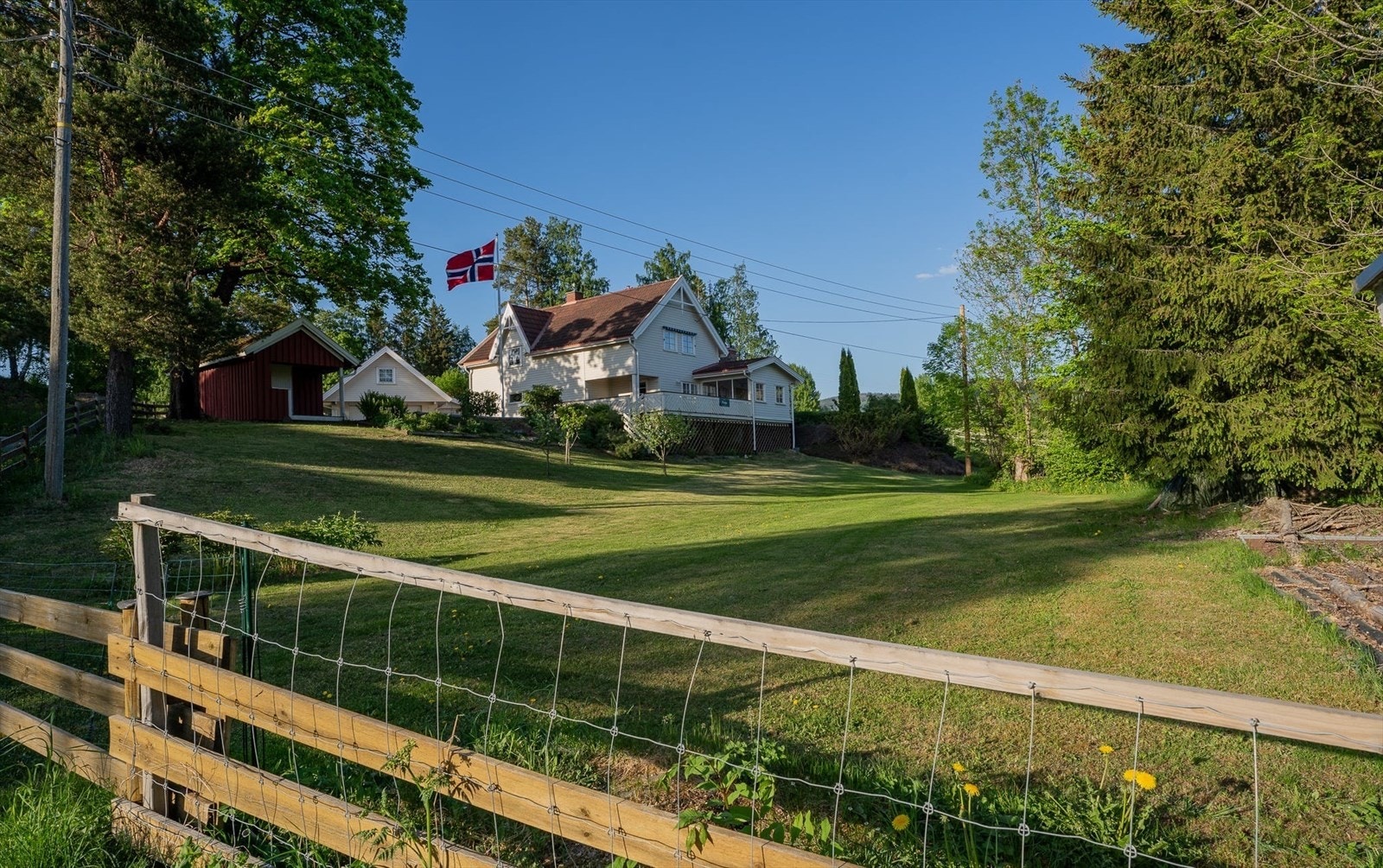 - Eiendommen egner seg godt for hestehold med tre innkjøringsmuligheter til eiendommen og inngjerdet havnehage - Galleribilde
